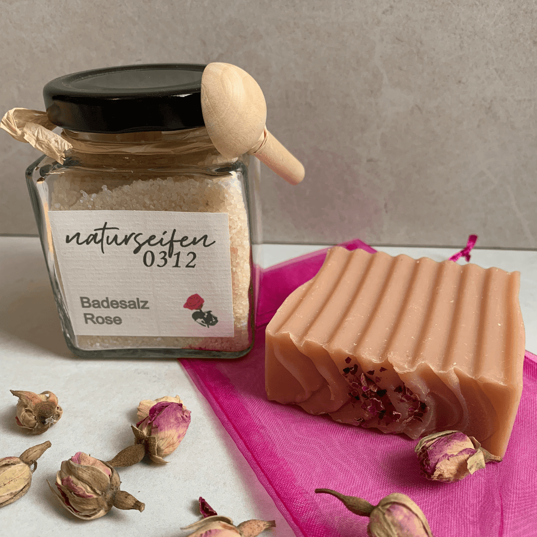 Badesalz im Glas mit Rosenduft, feste Naturseife mit dem Duft der Rosen