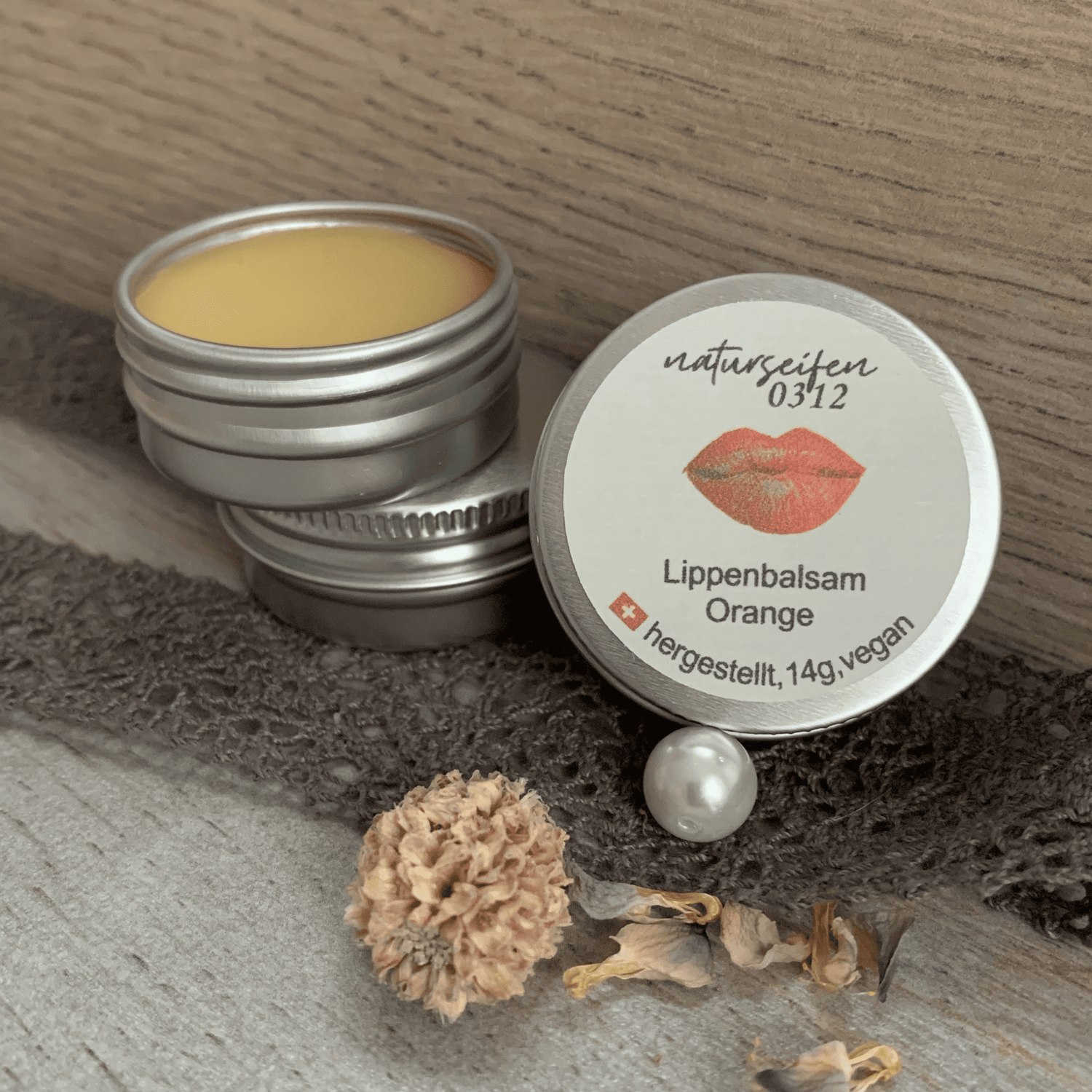 Lippenbalsam in der Schraubdose mit dem Duft Orange, vegan